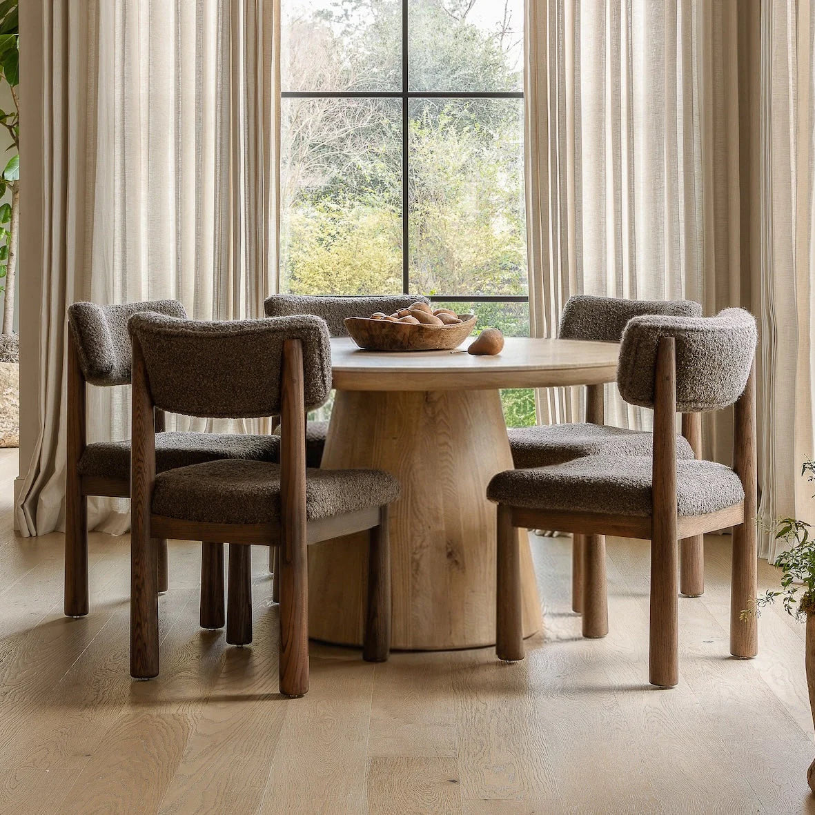 Eik Round Dining Table